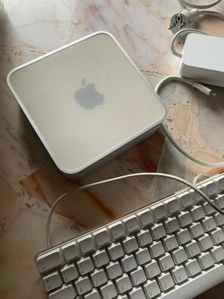Mac mini con tastiera Apple a1176