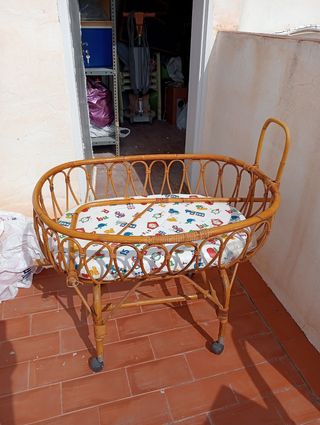 Moisés de mimbre con ruedas
