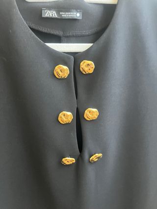 Vestido ZARA negro con botones dorados