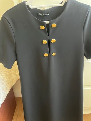 Vestido ZARA negro con botones dorados