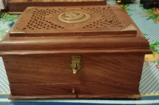 Cofre de madera de Sapeli con detalles dorado.