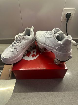 Zapatos con ruedas blancos
