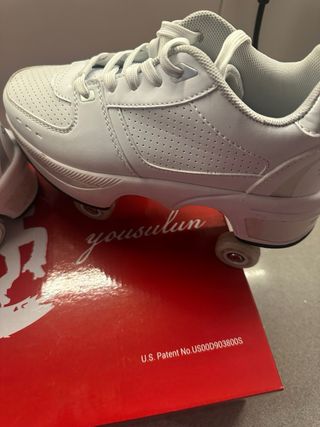 Zapatos con ruedas blancos
