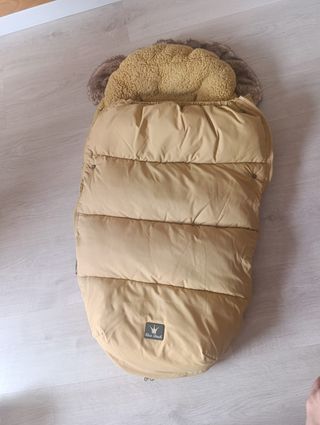 Saco para carrito de bebé color camel.