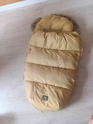 Saco para carrito de bebé color camel.