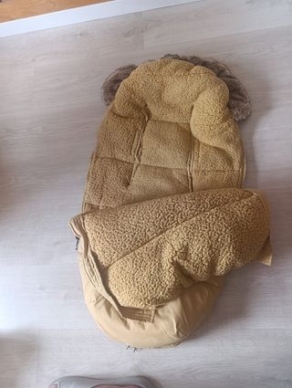 Saco para carrito de bebé color camel.