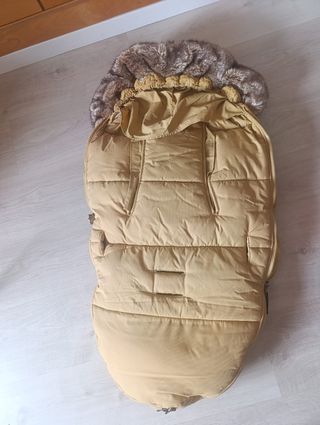 Saco para carrito de bebé color camel.