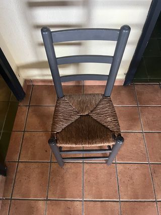 Silla de mimbre y madera