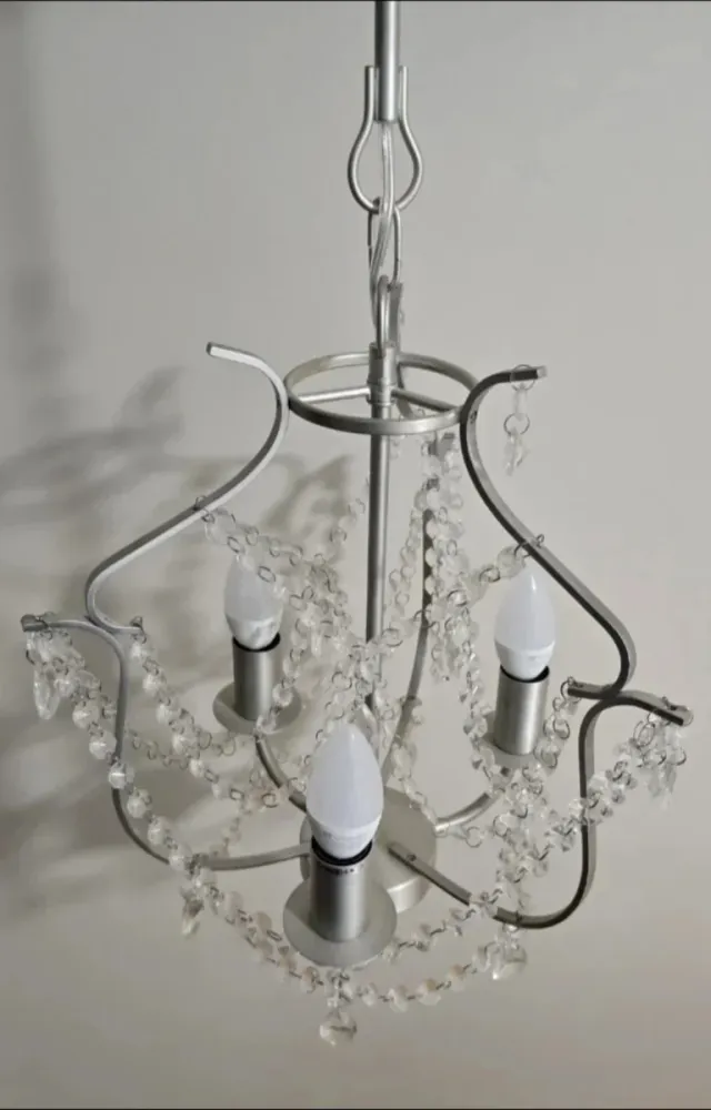 Lámpara de techo plateada con cristales