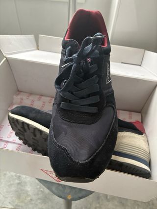 Zapatillas Guess Hombre granate y azul marino 