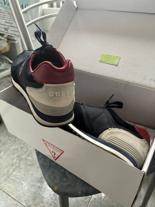 Zapatillas Guess Hombre granate y azul marino 