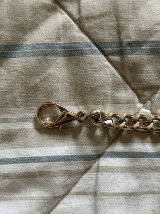 Catena dorata con due ganci