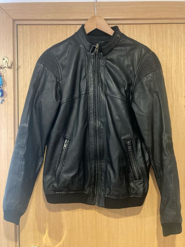 Cazadora de piel negra