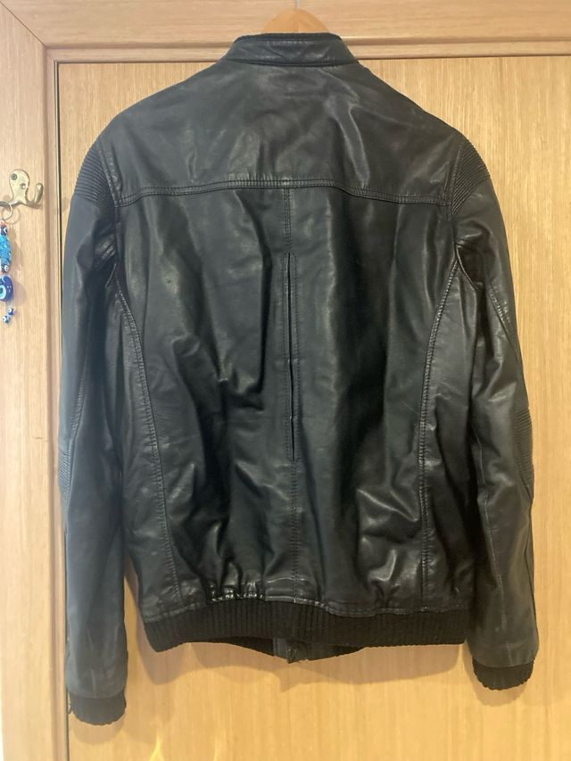 Cazadora de piel negra