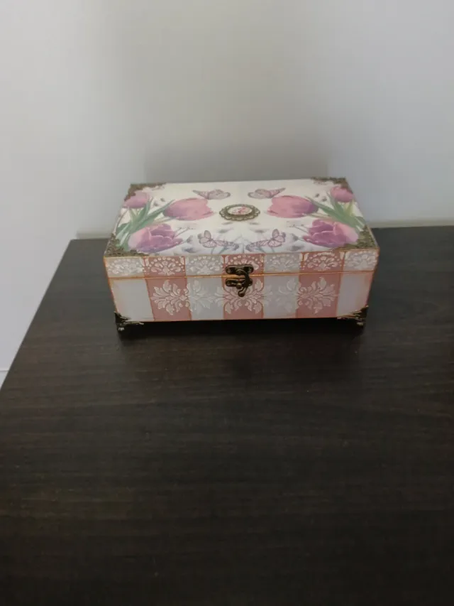 Caja cofre madera decoupage flores mariposas