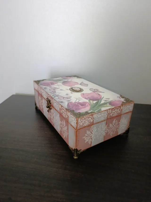 Caja cofre madera decoupage flores mariposas