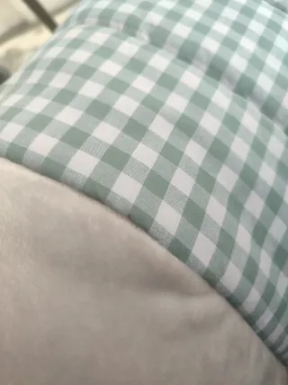 Saco capazo bebé gris, verde y blanco, de Vichy.