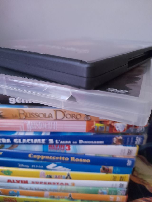 16 DVD tutti insieme a 10 euro