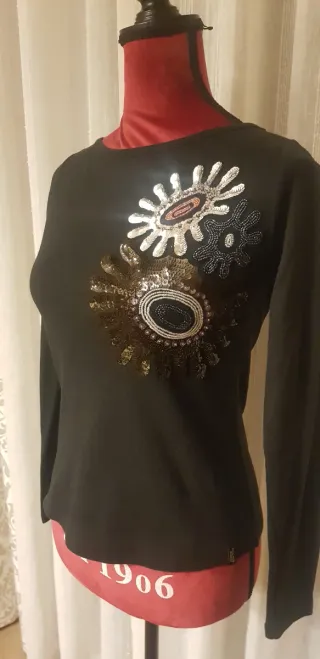 Camiseta Miss Sixty negra con lentejuelas. 