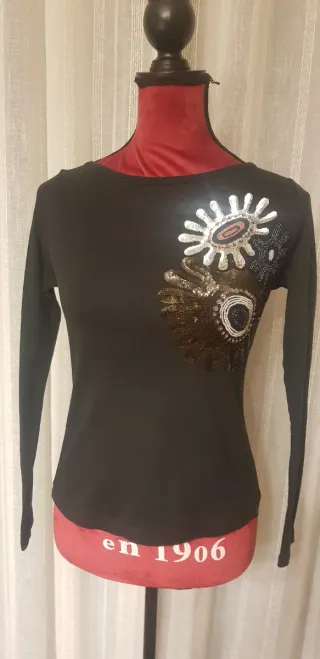 Camiseta Miss Sixty negra con lentejuelas. 