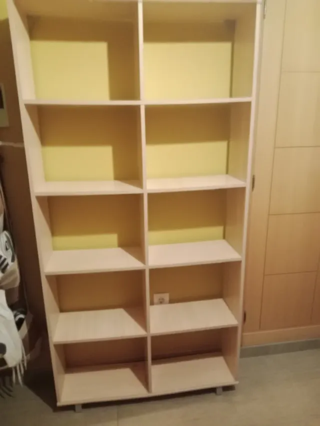 Estantería de madera color haya