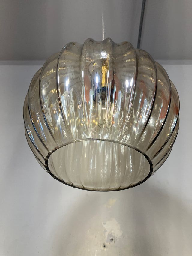 Lampadario sfera vetro plissettato ambra