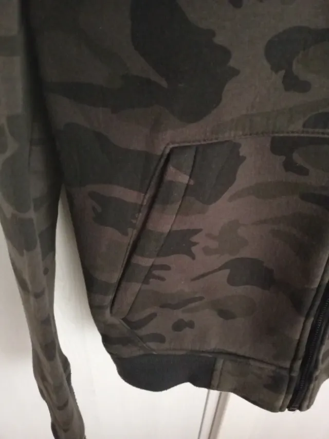 Cazadora estilo bomber diseño camuflaje Pull&Bear