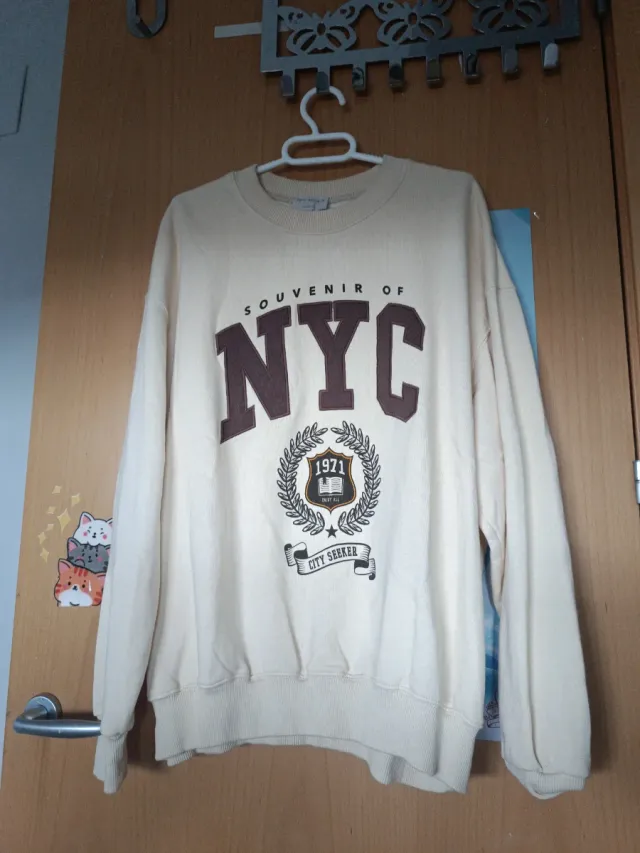 Sudadera marca PULL&BEAR beige Souvenir of NYC