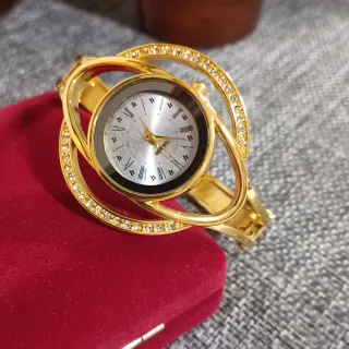 Reloj de pulsera dorado para mujer