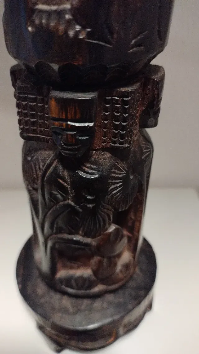 Totem in legno intarsiato