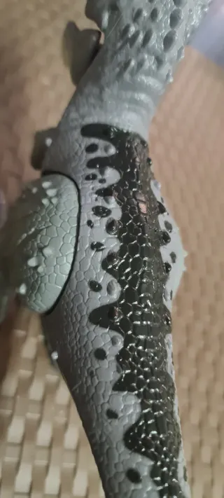 T-rex dinosauro che ruggisce e cammina