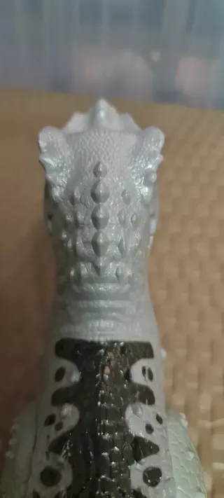 T-rex dinosauro che ruggisce e cammina