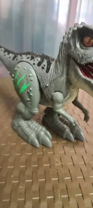 T-rex dinosauro che ruggisce e cammina