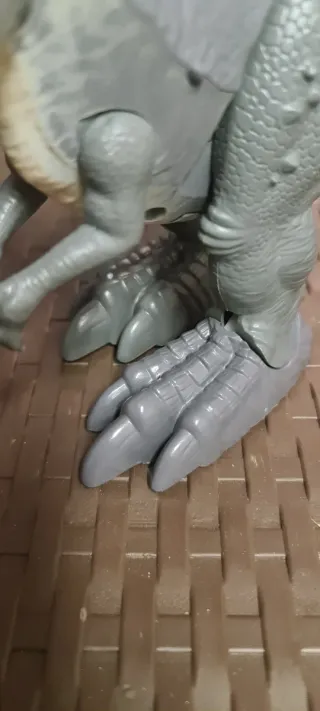 T-rex dinosauro che ruggisce e cammina