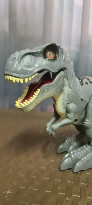 T-rex dinosauro che ruggisce e cammina