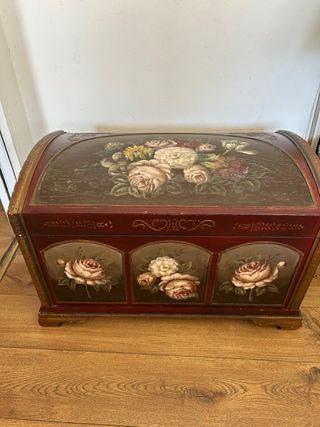 Baúl de madera decorado con flores