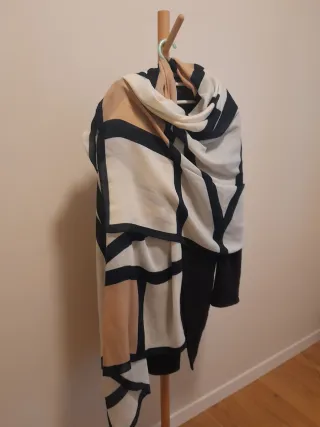 Sciarpa invernale beige, nero e bianco