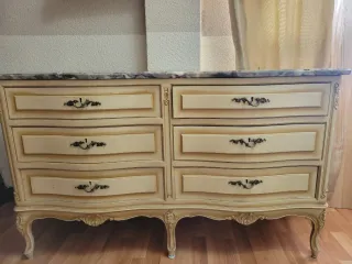 Cómoda de madera con tapa de mármol