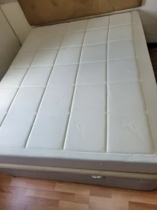 Cómoda de madera con tapa de mármol