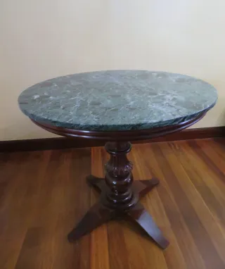 Mesa redonda de mármol y madera