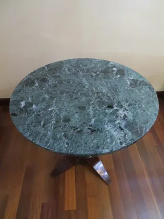 Mesa redonda de mármol y madera