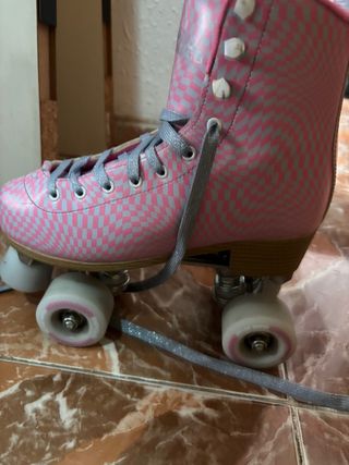 Patines rosas y grises a cuadros