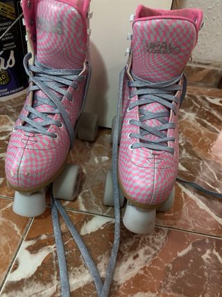 Patines rosas y grises a cuadros