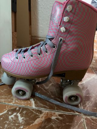 Patines rosas y grises a cuadros