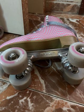 Patines rosas y grises a cuadros