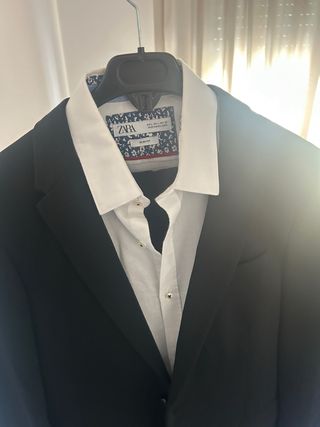 Traje Negro Zara Talla L con Camisa Blanca