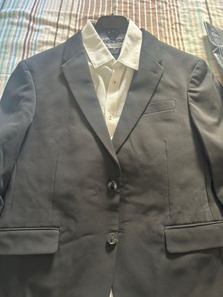 Traje Negro Zara Talla L con Camisa Blanca