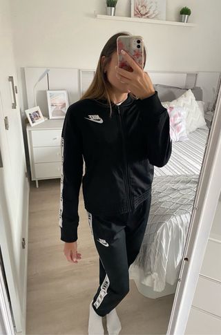 Conjunto deportivo Nike negro y blanco