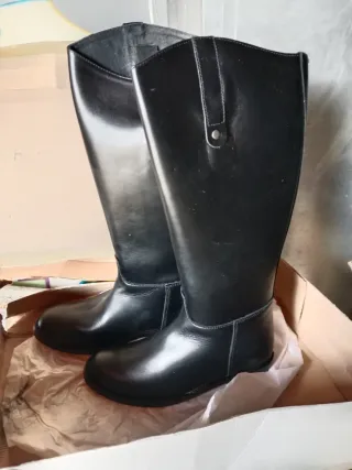 Botas altas negras de cuero