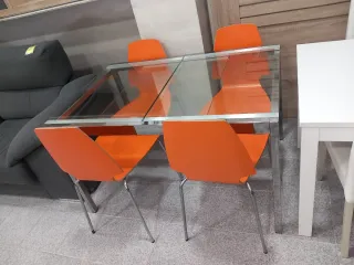 Mesa de cristal con 4 sillas naranjas